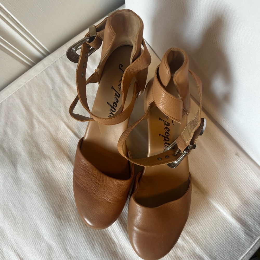 Worn once! Free People clog size 40!